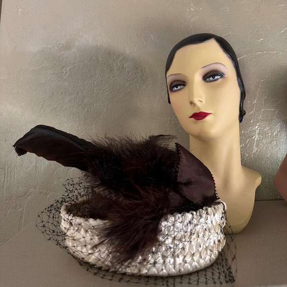 ELEGANT 1960S\' OFF-WHITE STRAW HAT WITH BROWN FEATHER TRIM + VEIL main image 12